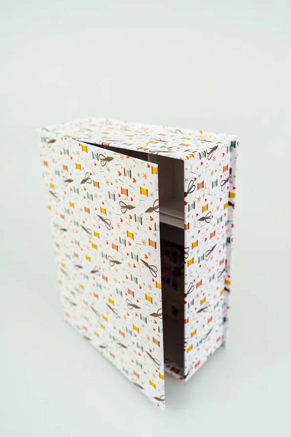 Подарочная Коробка - Шкатулка Cartonnage для рукоделия большая, 250 x 200 x 80 мм. "Ножницы", белый