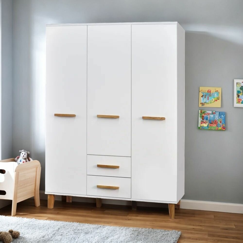 фото Шкаф для одежды распашной белый в детскую комнату с дубовыми ручками и ножками, трехдверный