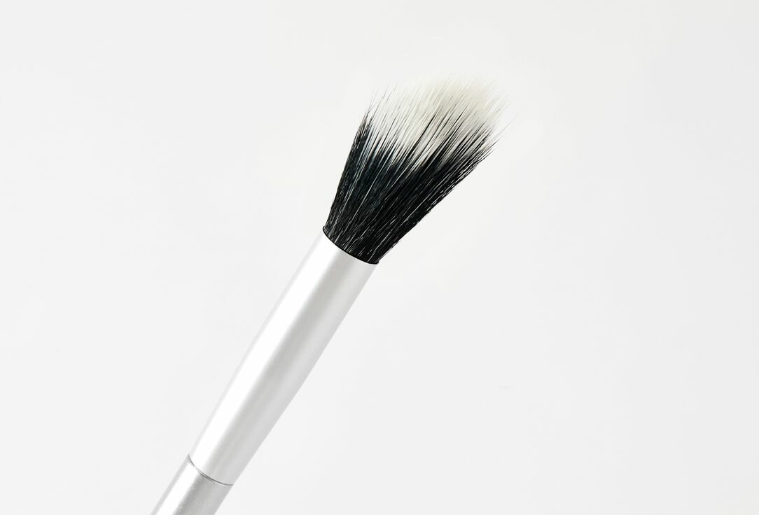 Кисть-дуофибра для лица Influence Beauty Скошенная, 1 шт - фото №10