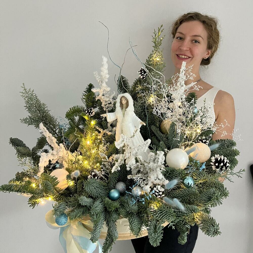 Сюжетная новогодняя композиция из нобилиса (живой пихты) с подсветкой «Снежная Королева»