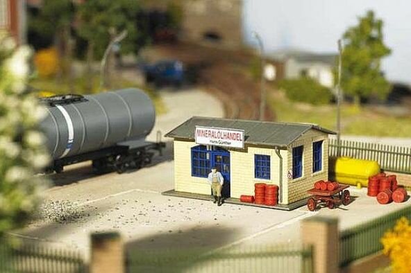 61834 Piko Магазин по продаже минеральных масел - модель в масштабе 1/87 для игрушечной железной дороги
