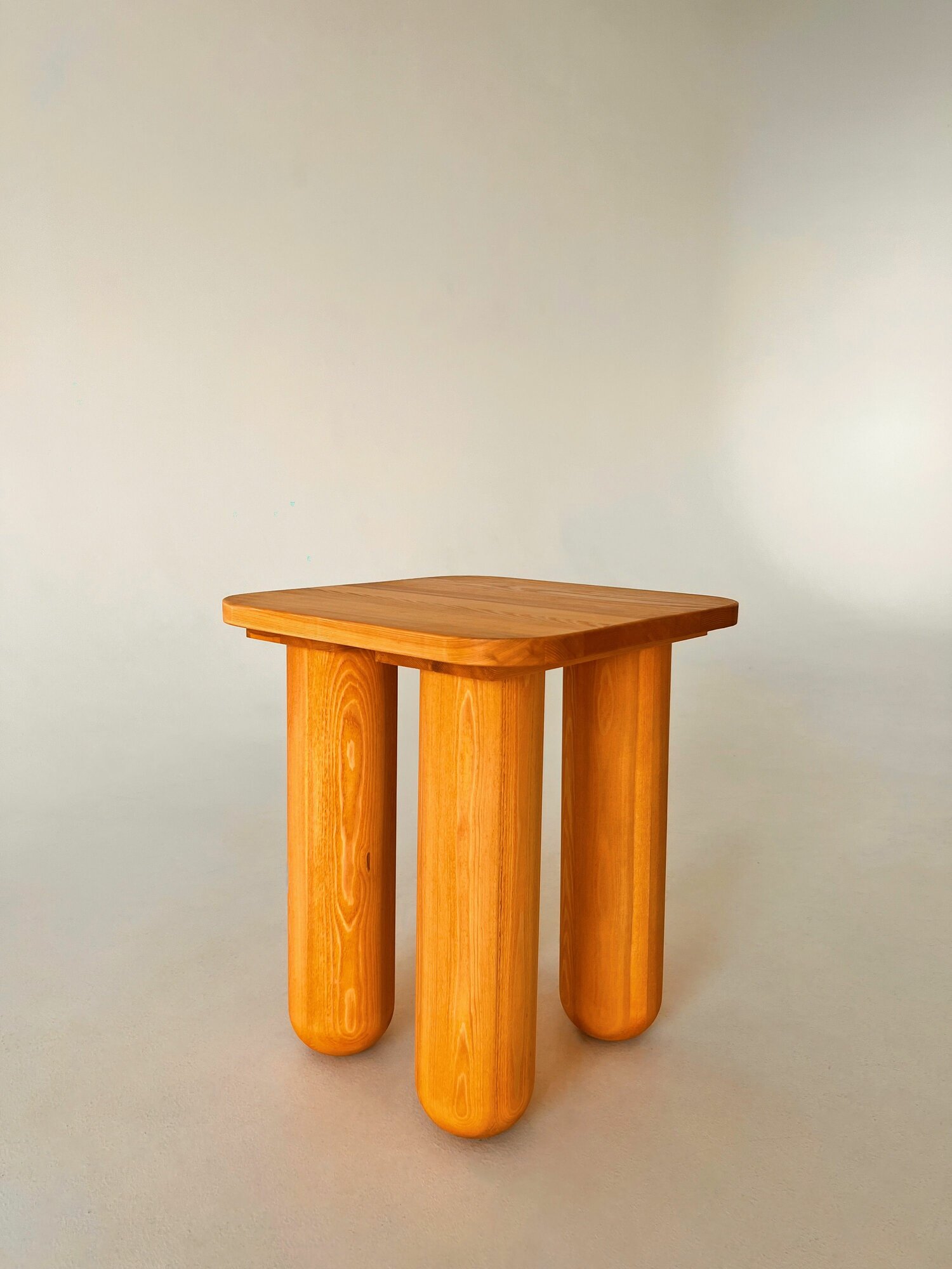 Деревянный квадратный журнальный столик из лиственницы с массивными ножками DAPA Designs