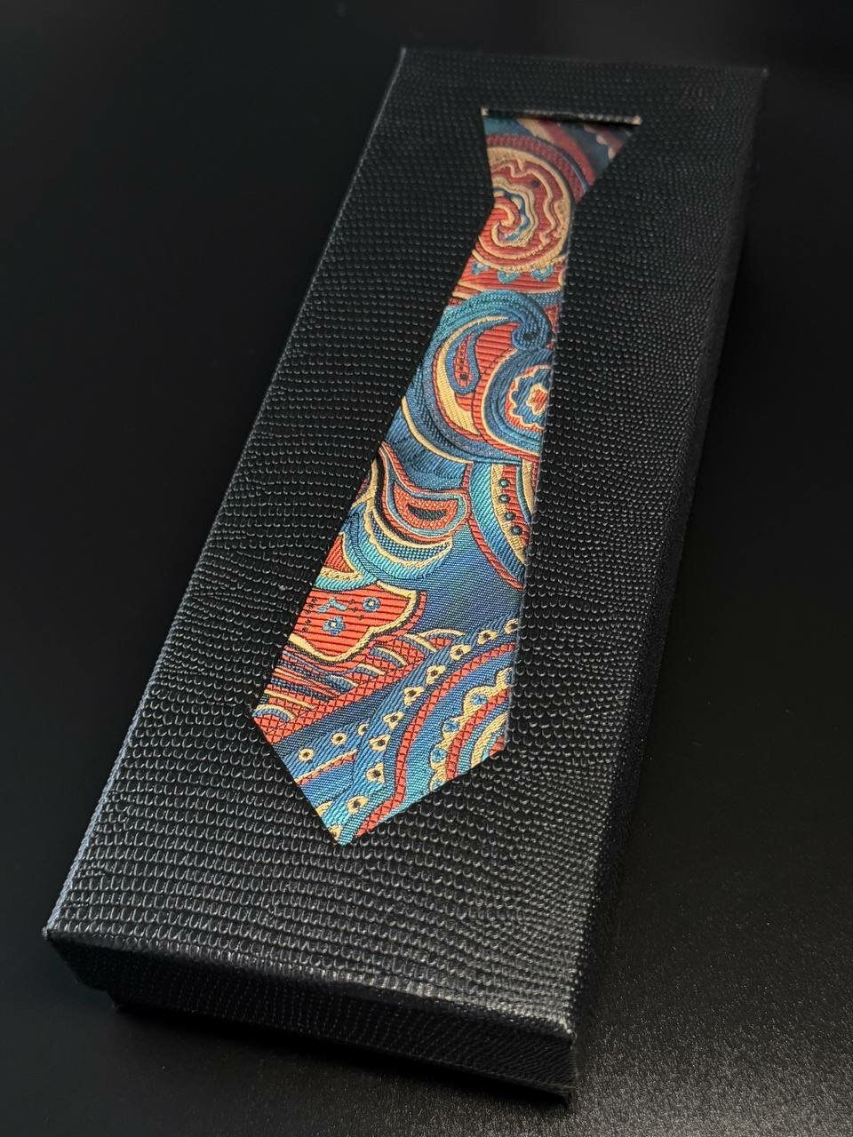 Подарочная коробка, для галстуков, черная кожа, картон, трехслойная, 8.5x23x3 см — фото 1