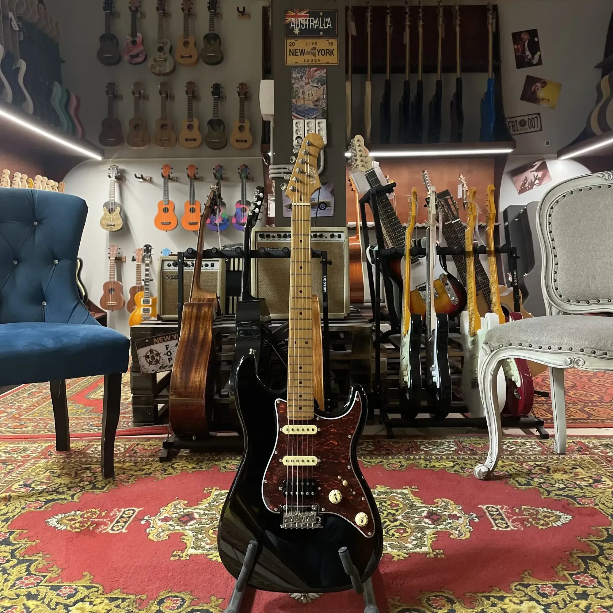 Электрогитара JET Guitars JS-400 Stratocaster HSS Maple FB Black — фото 1