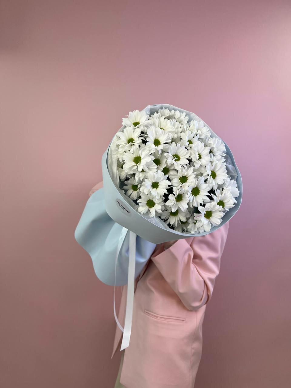 Нежный Моно букет из 5 белоснежных хризантем в небесном дизайнерском оформлении с атласной лентой