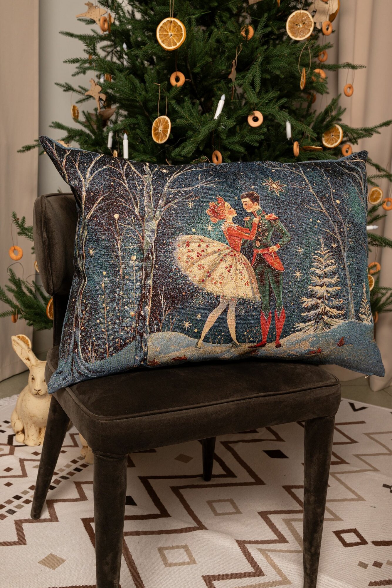 Наволочка гобеленовая Le Gobelin Щелкунчик Балет темный фон 50х70 см серебро