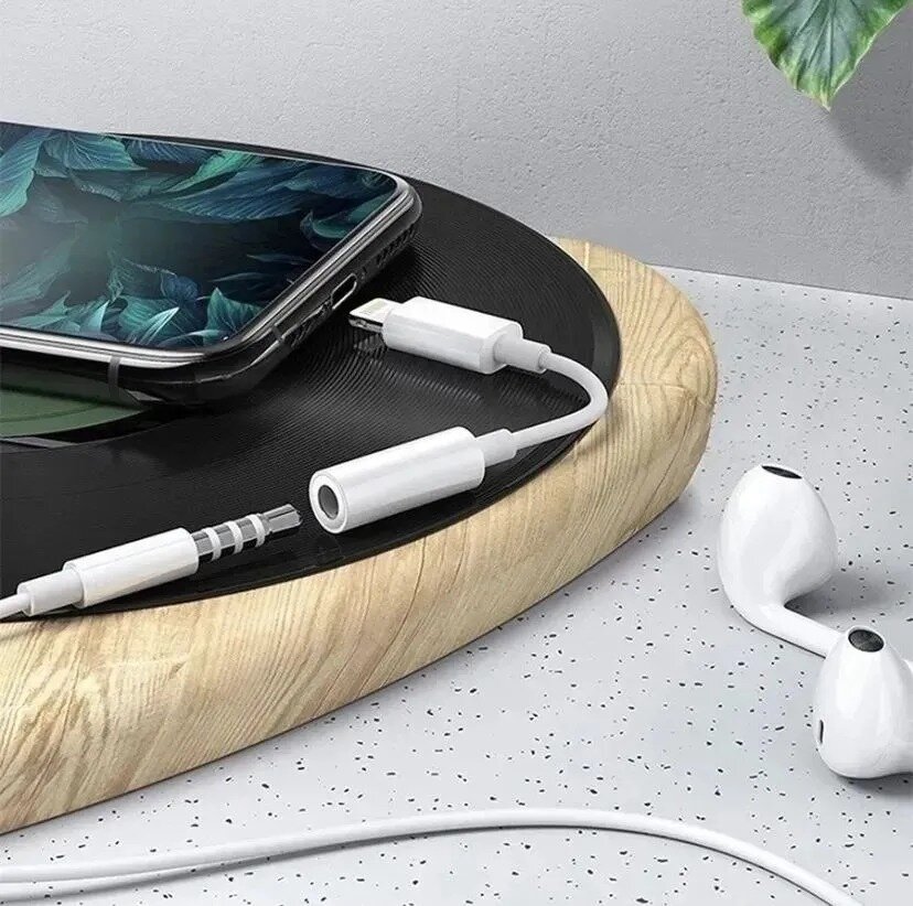 Переходник для Apple Iphone / Ipad адаптер Lightning - Aux (miniJack 3.5мм), белый — фото 1