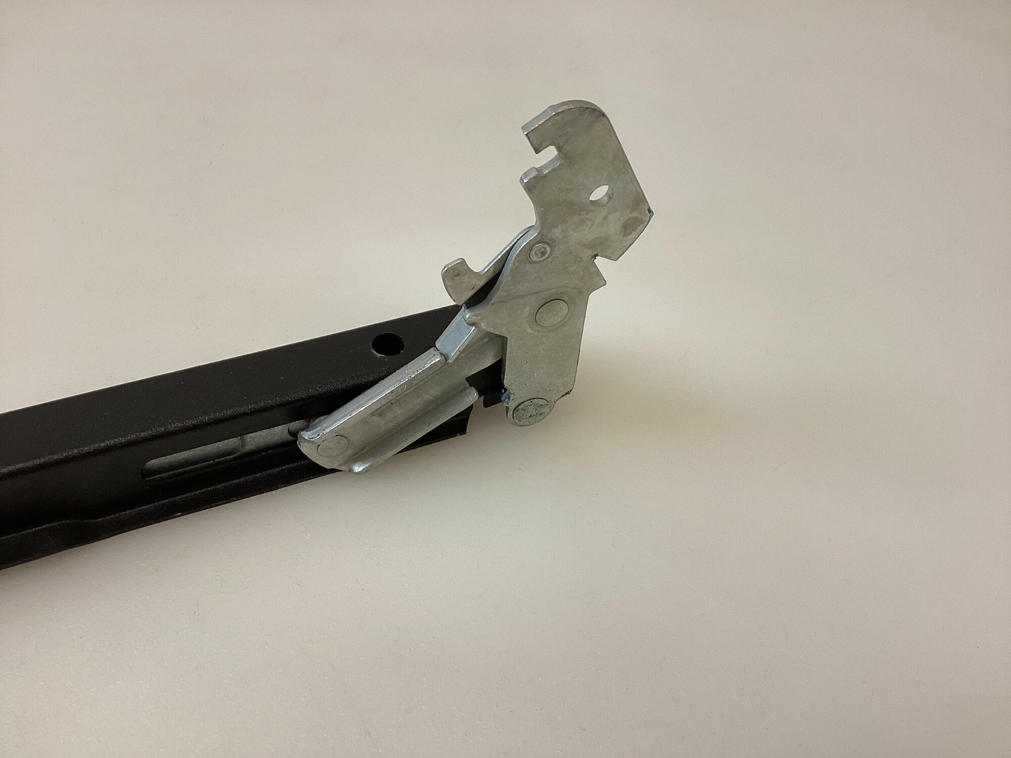 Петля правая, для газовой плиты Darina GM4M42002WG