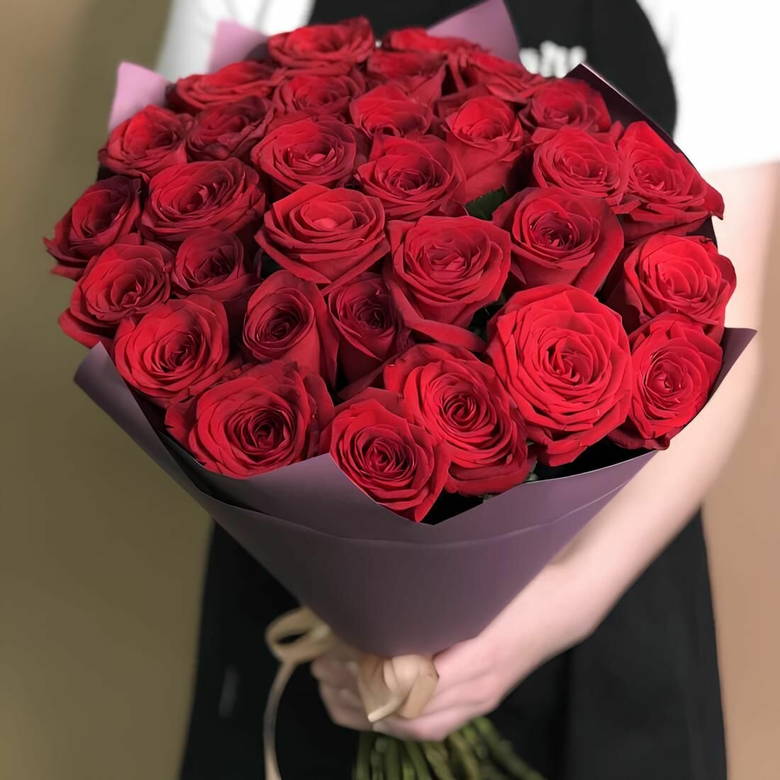 Цветы живые букет из 31 красной розы 40 см в упаковке Flor2u