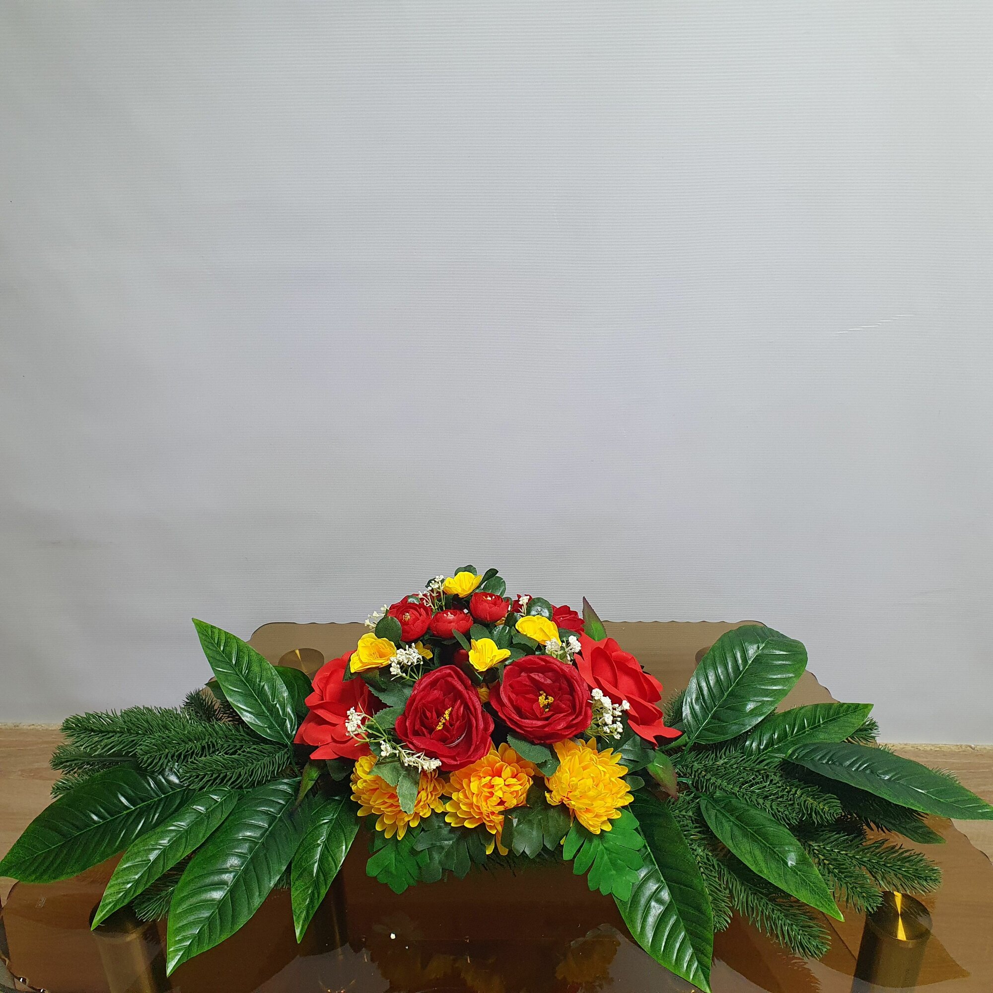 Ритуальная поляна траурная корзина из искусственных цветов на кладбище