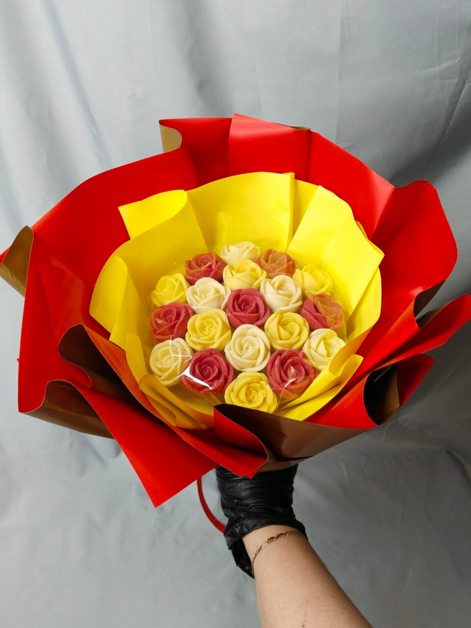 Букет из 19 шоколадных роз коллекция "Весна" Белые , желтые и красные