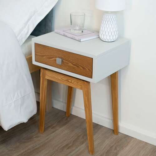 Тумба прикроватная Zolo из натурального дерева. Высота 50 см. Парящий корпус 30х39 см Цвет: нежный пепел/сосна