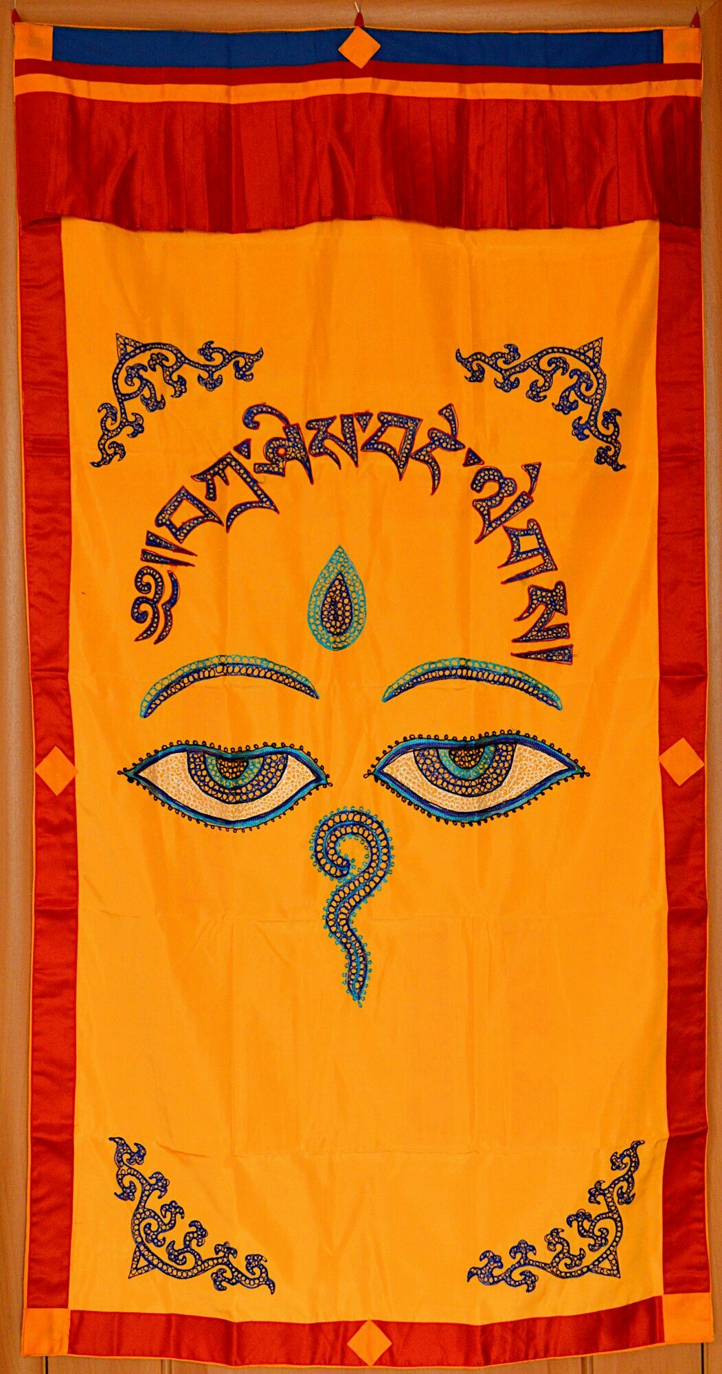 Дверная занавеска с вышивкой Глаза Будды, желтая, 182 х 97 см