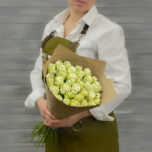 Изображение товара Букет живых цветов из 29 белых роз 38см в крафте от Букет Маркет