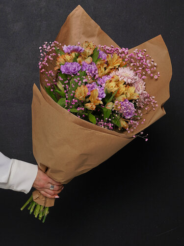 Изображение товара Букет живых цветов из Гвоздик и Альстромерии в крафте, ассорти 17 шт, размер L, высота 50 см