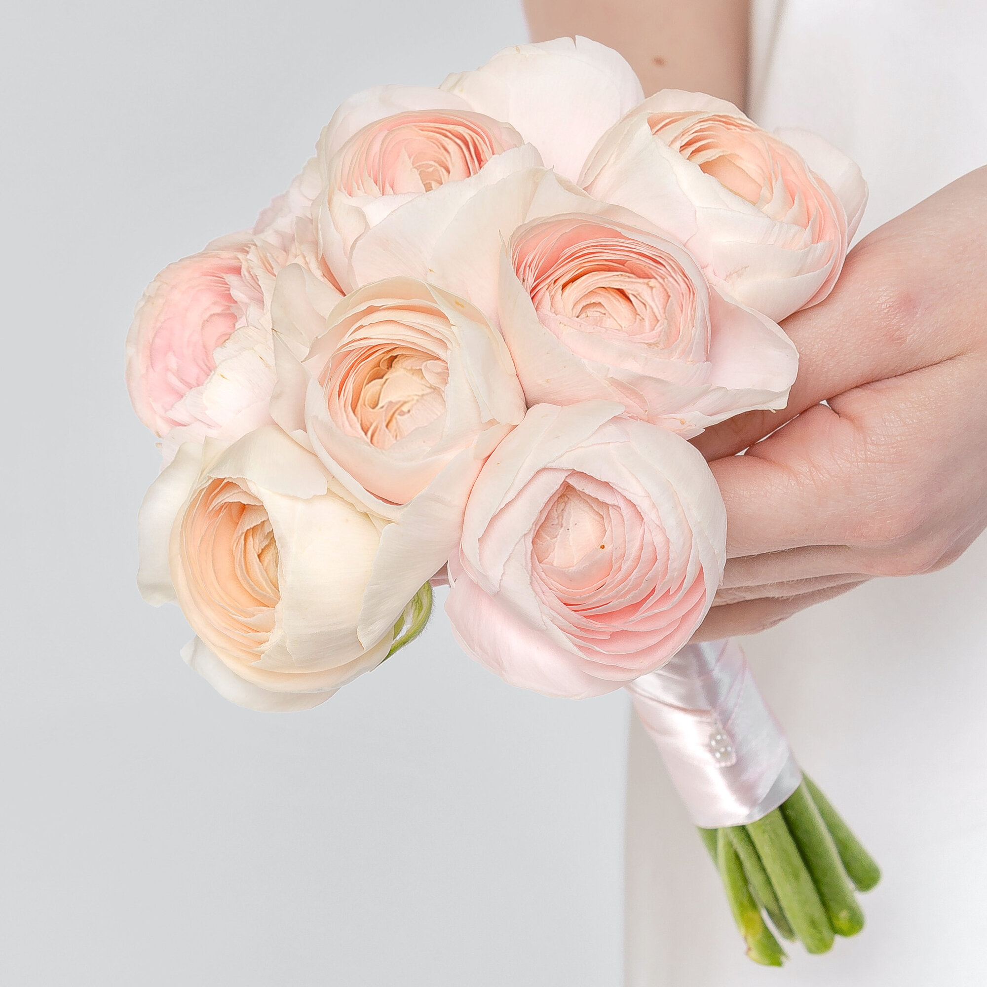 Букет невесты Мегацвет24 "9 Ранункулюсов Ханой" нежно-розовый под ленту