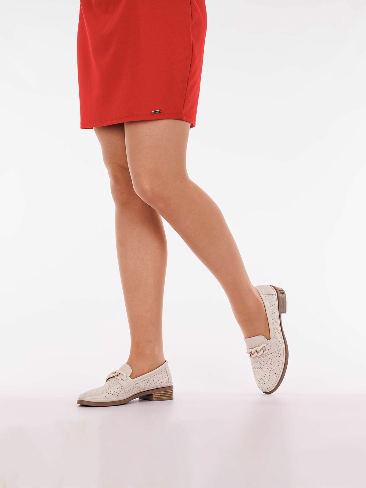 фото Бежевые летние женские туфли с перфорацией лоферы кожаные дышащие на низком каблуке Zenden арт.40-31WA-790V