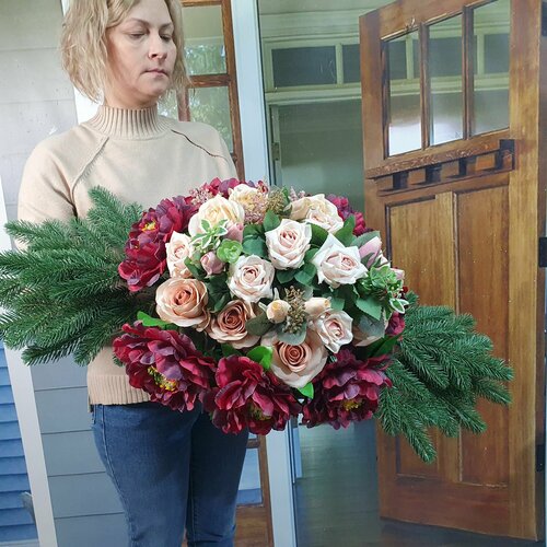 Ритуальная поляна траурная корзина из искусственных цветов на кладбище