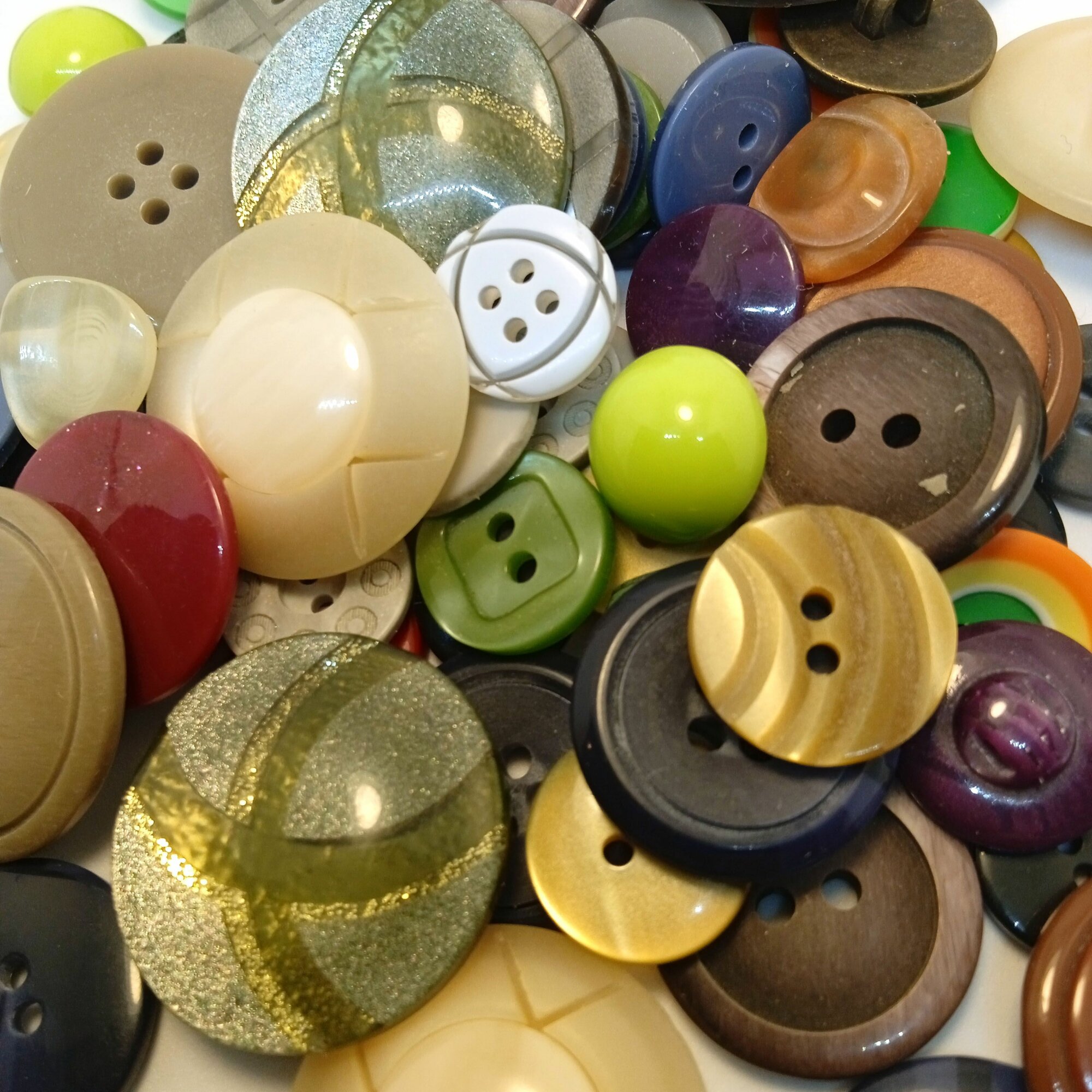 Пуговицы декоративные для рукоделия разных форм размеров и цветов набор ассорти "Найди изюминку" 100 гр