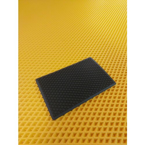 Полимерный универсальный подпятник для автомобильных ковриков