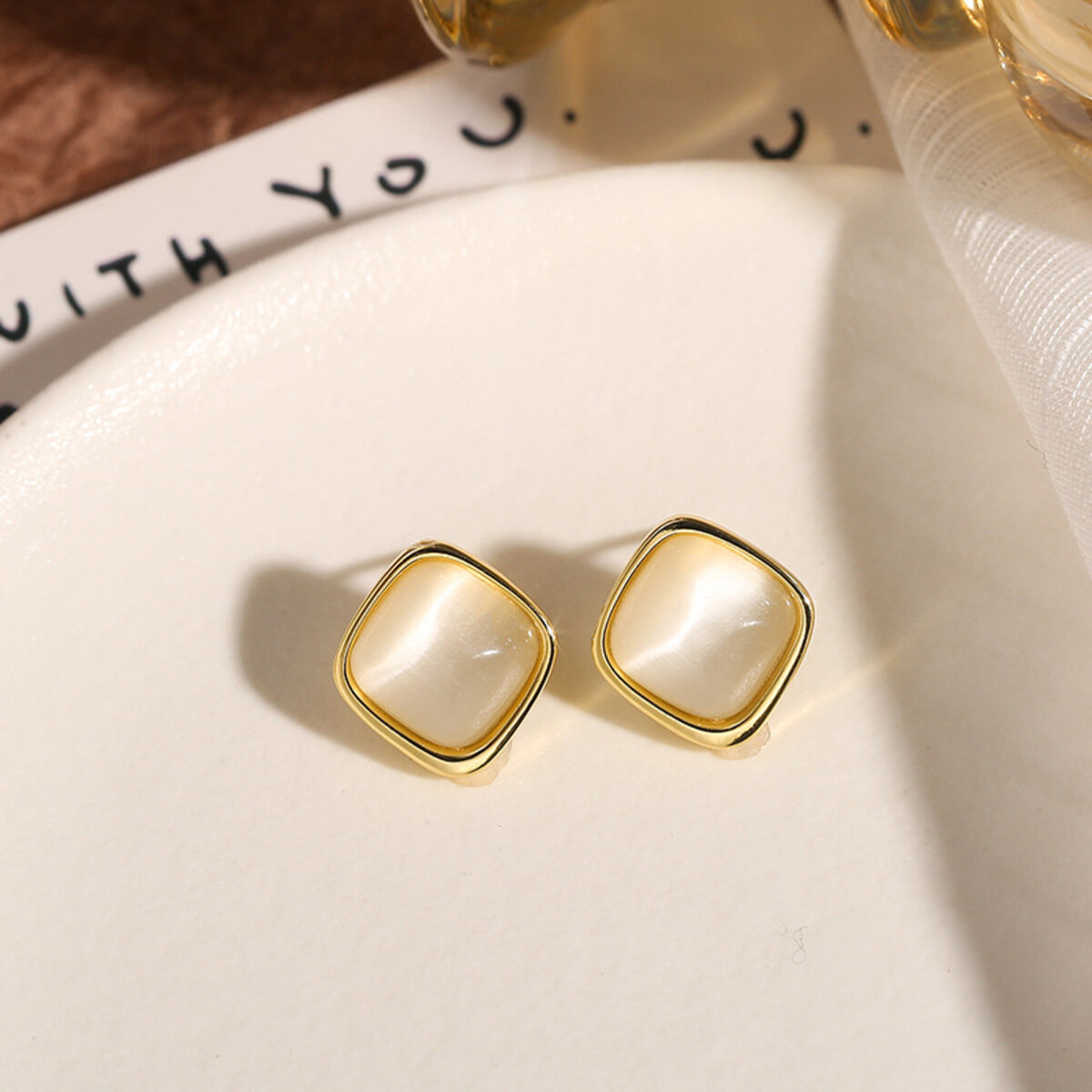 Серьги пусеты Стайл Групп, опал синтетический, размер 21 мм, золотистый — фото 1