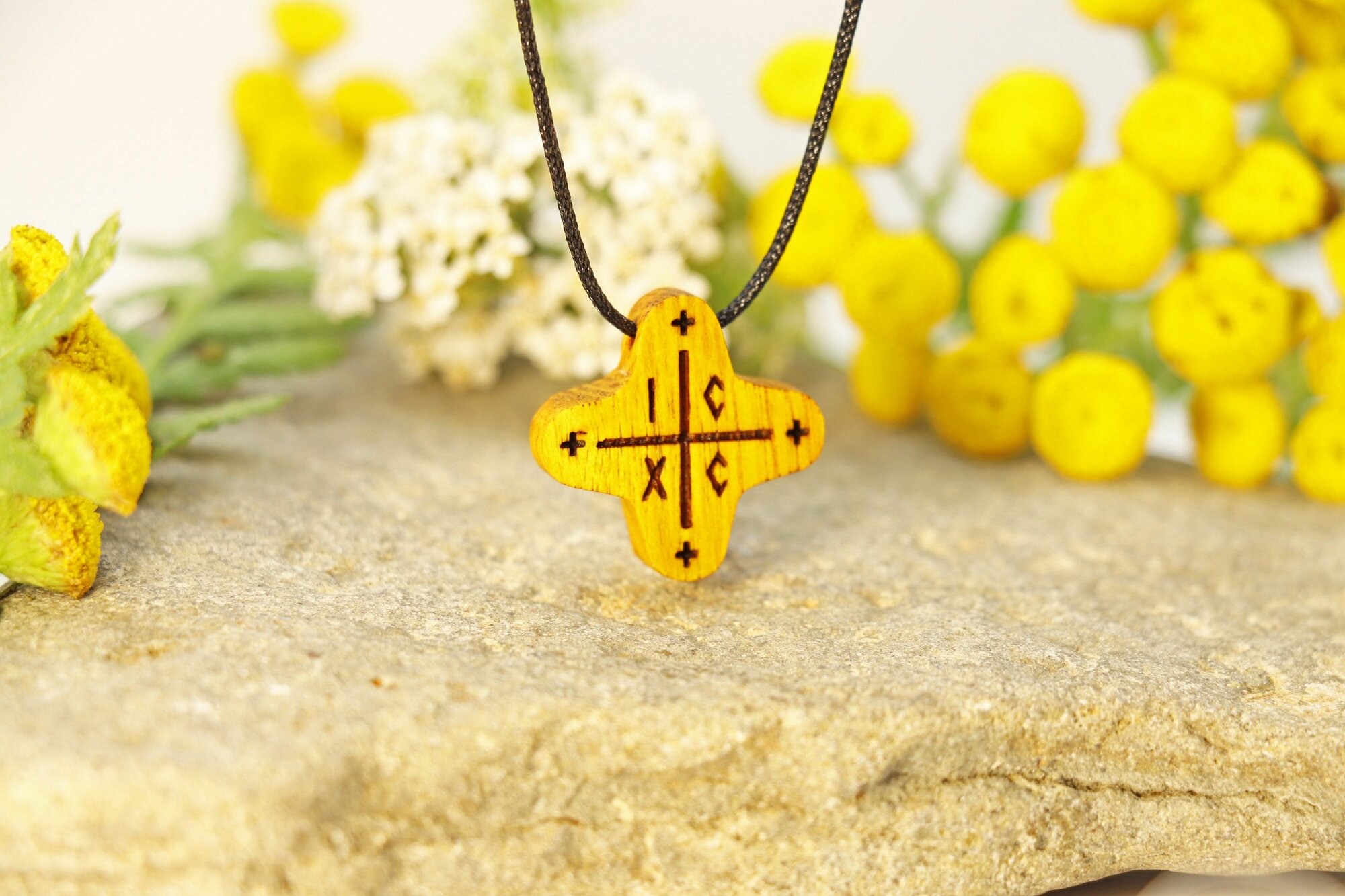 Деревянный крестик миниатюрный, желтый граб 15x15