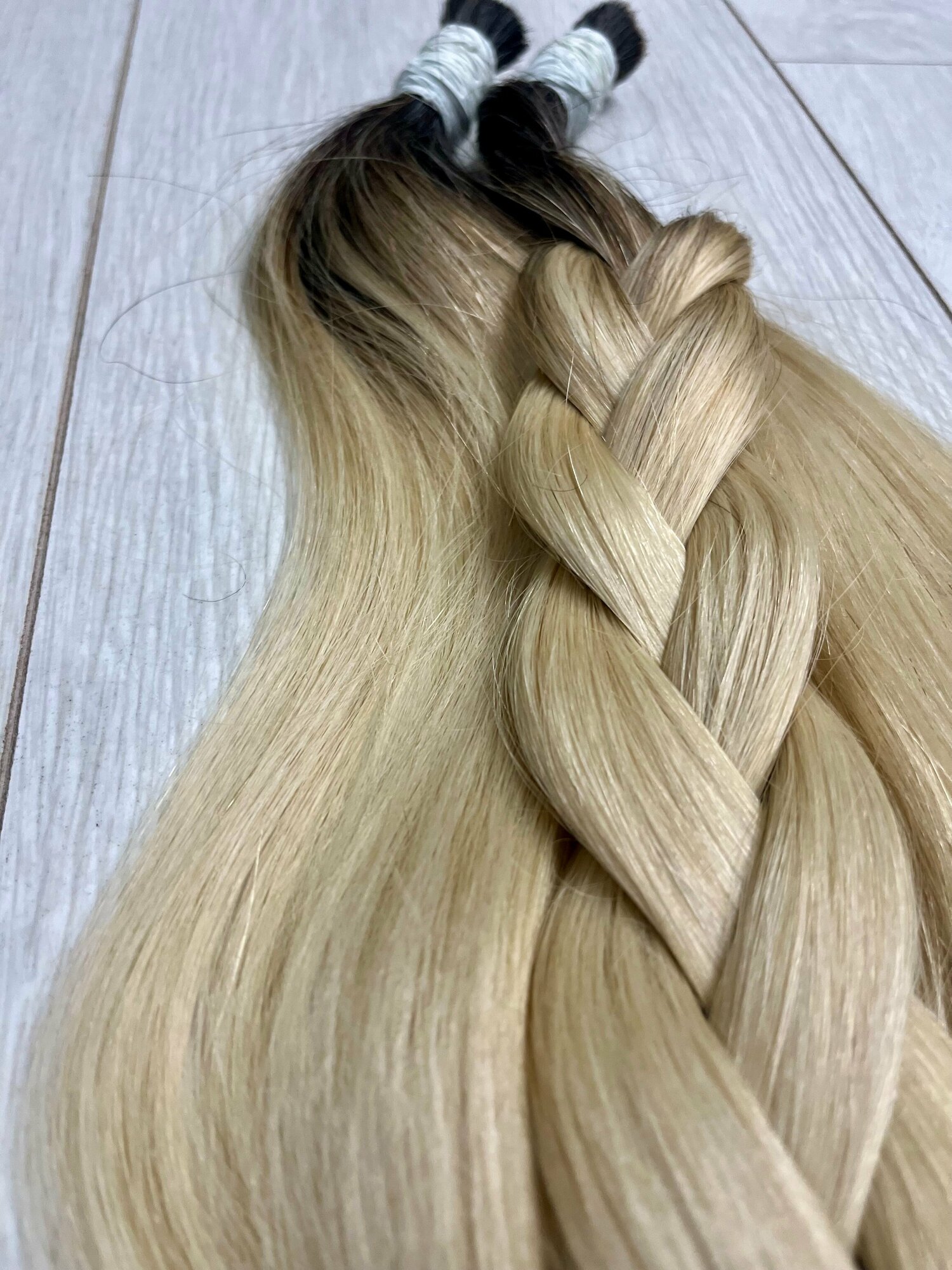 Натуральные волосы PREMIUM в срезе для наращивания OMBRE_PLATINUM 60см 94гр.
