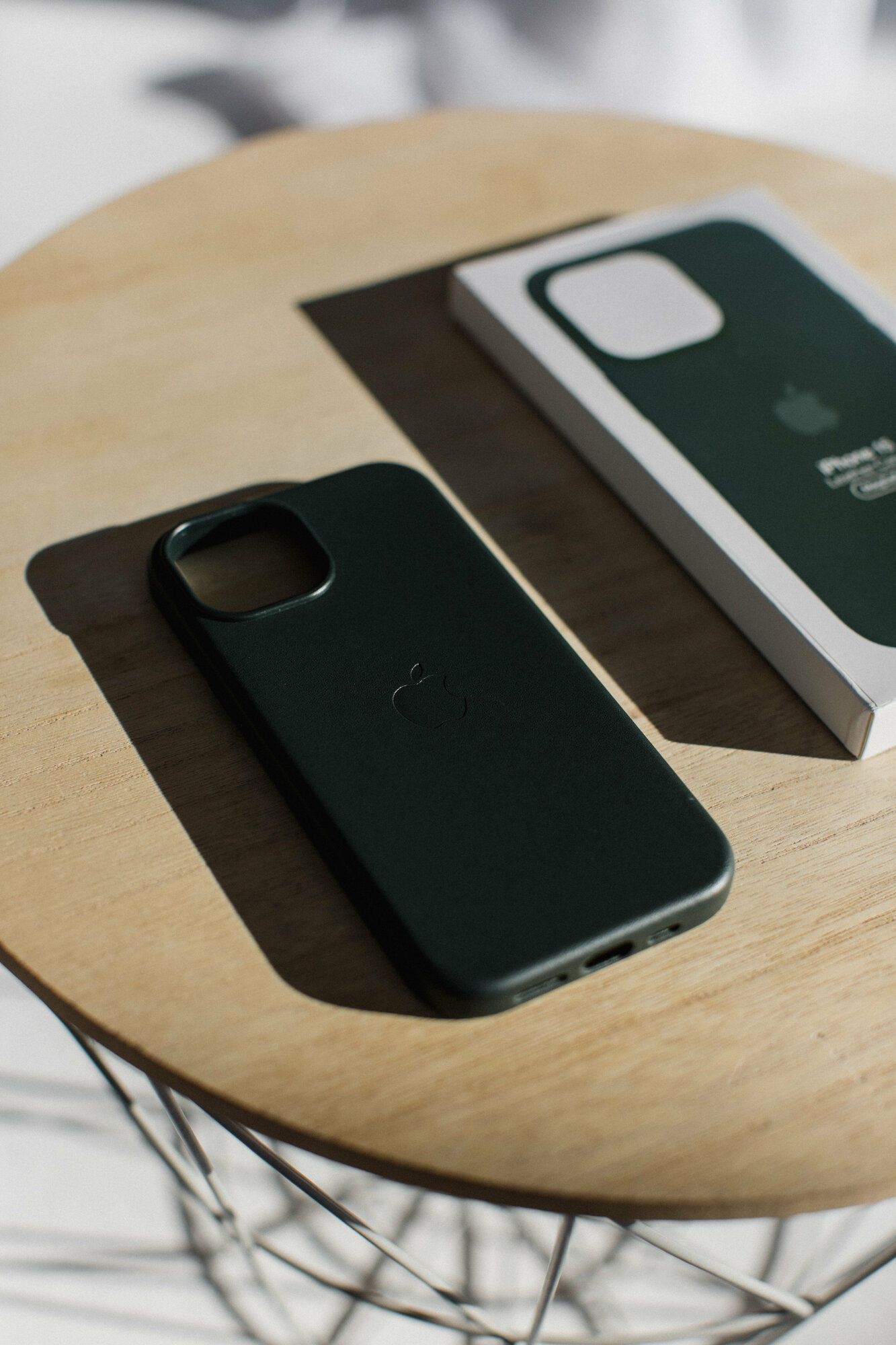 Чехол зеленый для IPhone 15 Leather Case с анимацией и функцией MagSafe — фото 1
