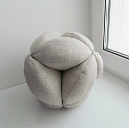Декоративная подушка - головоломка, диаметр 27 см.