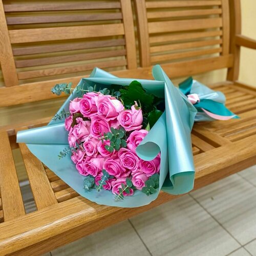 Букет ярко-розовых роз с эвкалиптом 21 шт 50 см Берта