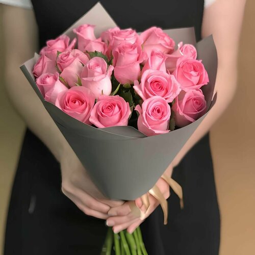 Букет живых цветов из 19 розовой розы 40 см в упаковке