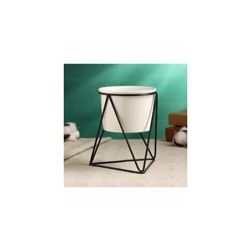 Кашпо на подставке из металла 750₽