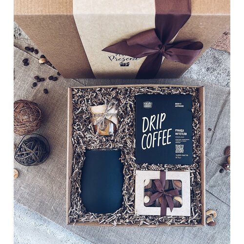 Подарочный набор PERFECT PRESENT для женщин и мужчин Coffee Time / Подарок мужчине на день рождения / Подарок коллеге / Подарочный набор: кофер, дрип кофе, бельгийский шоколад, соленая караемль торт мягкий миндальный almondy с соленой карамелью и арахисом без глютена 420 г