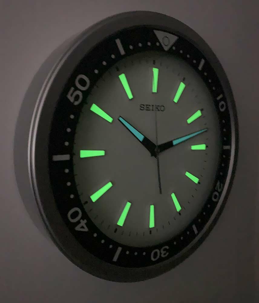 Seiko Настенные часы SEIKO QXA723SN со светящимися делениями