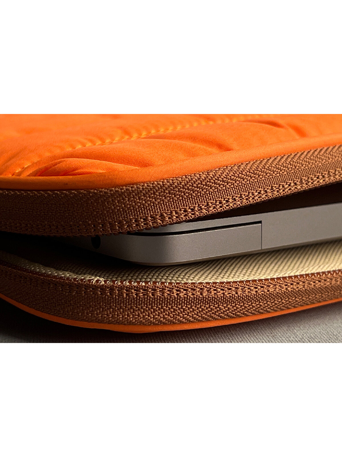 Bustha для Macbook Air/Pro 13"/14" (18/22) чехол Puffer 3.0 Sleeve Nylo/Leather (Mandarin) — фото 1