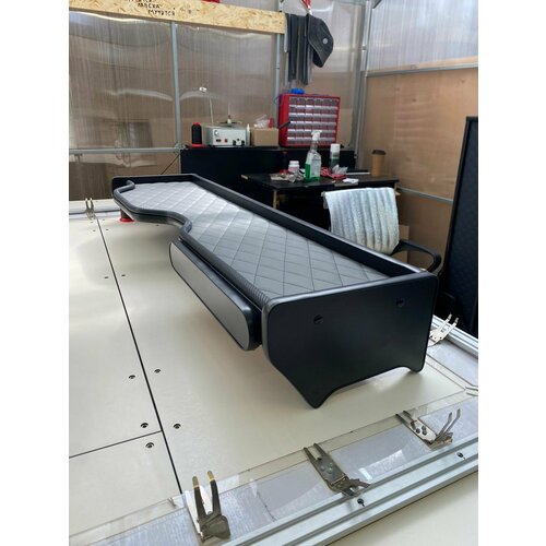 Стол-полка на торпеду для грузового автомобиля MAN TGA TGL XXL Чёрная кожа Серый ромб 9576₽