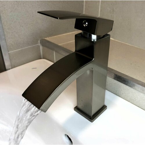 Смеситель для раковины водопад в матово-хромовом цвете