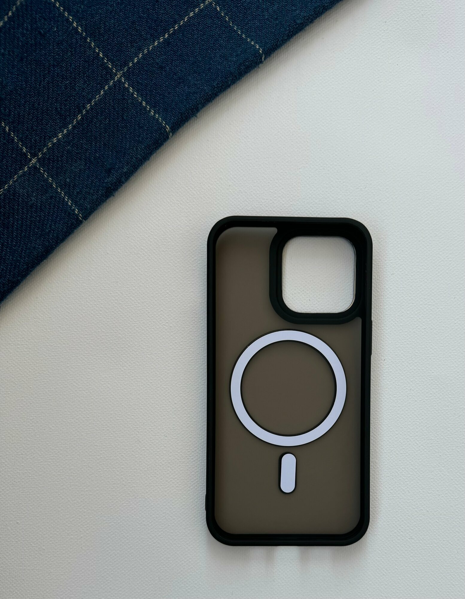 Чехол для IPhone 11 c функцией MagSafe полупрозрачный матовый черный — фото 1