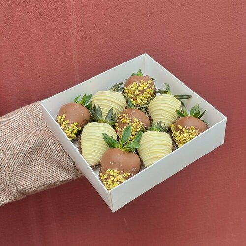 Изображение товара Набор из Клубники в молочном и белом бельгийском шоколаде «Фисташка» 9-12 ягод Белая коробка с прозрачной крышкой Набор перевязан атласной лентой