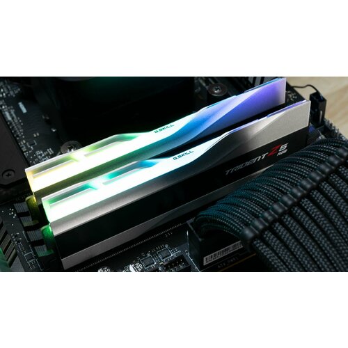 Оперативная память GSkill Trident Z5 RGB F5-6000J3636F16GX2-TZ5RS 32 ГБ 40000₽