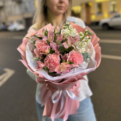 Изображение товара "Трепетные чувства" авторский букет из розовых диантусов, альстромерий и ароматной матиолы