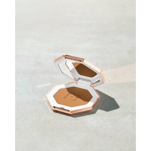 Fenty Beauty Пудра бронзирующая Sun Stalk`r Instant Warmth Bronzer, 6.23 гр. оттенок Island Ting