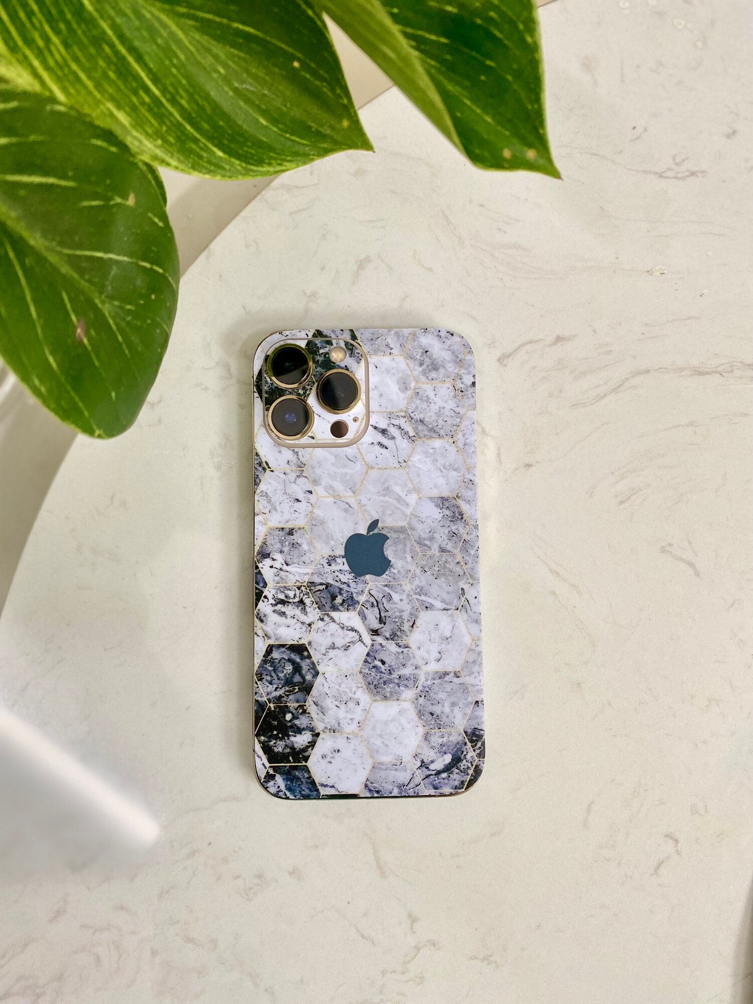 Чехол наклейка с защитой на камеру для iPhone 15 Pro Max — фото 1