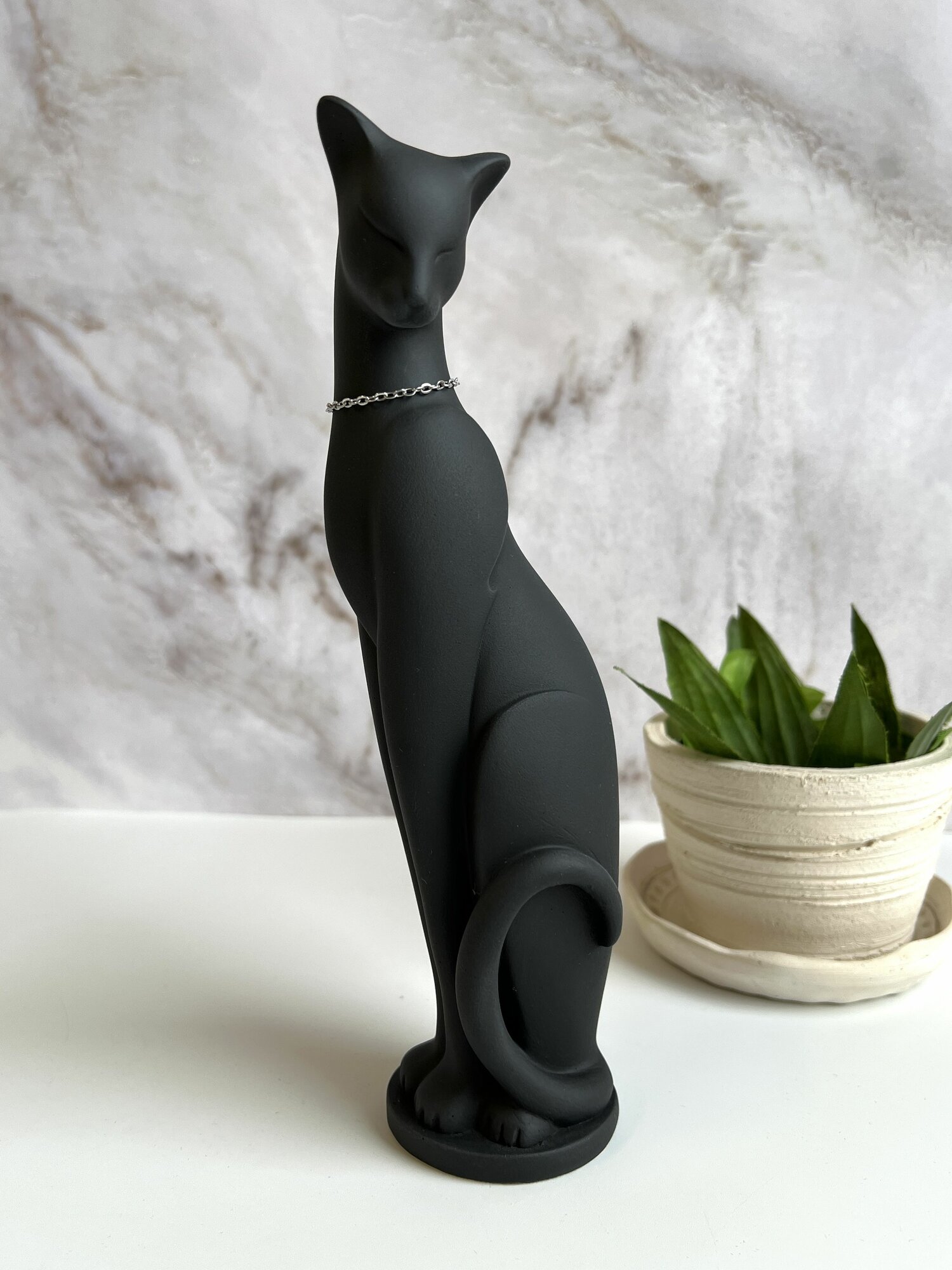 фото Статуэтка кошка Грация. Высота 21,5см. Цвет черный. С цепочкой