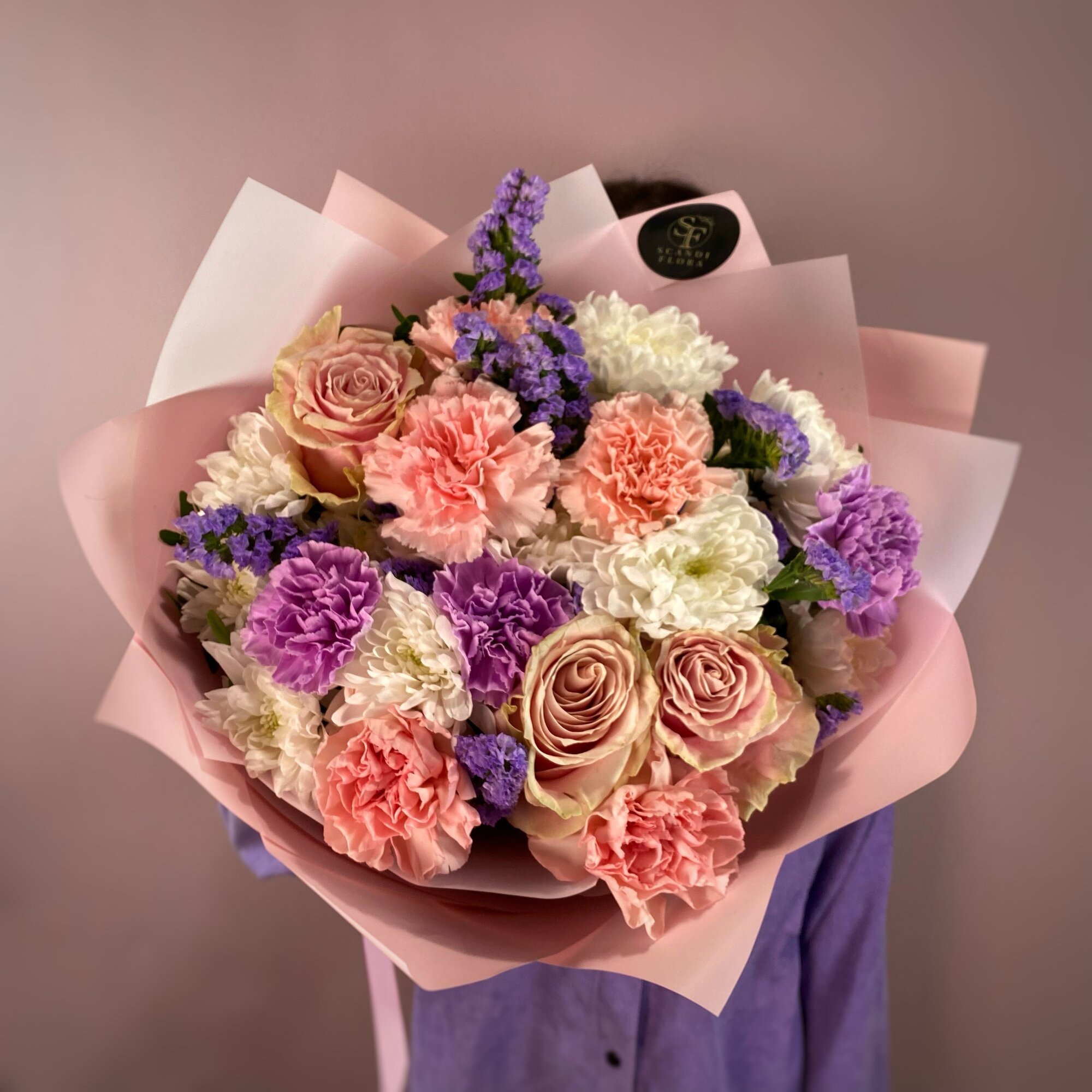 Букет живых цветов из кустовых хризантем, диантусов. Букет 82 Scandi Flora