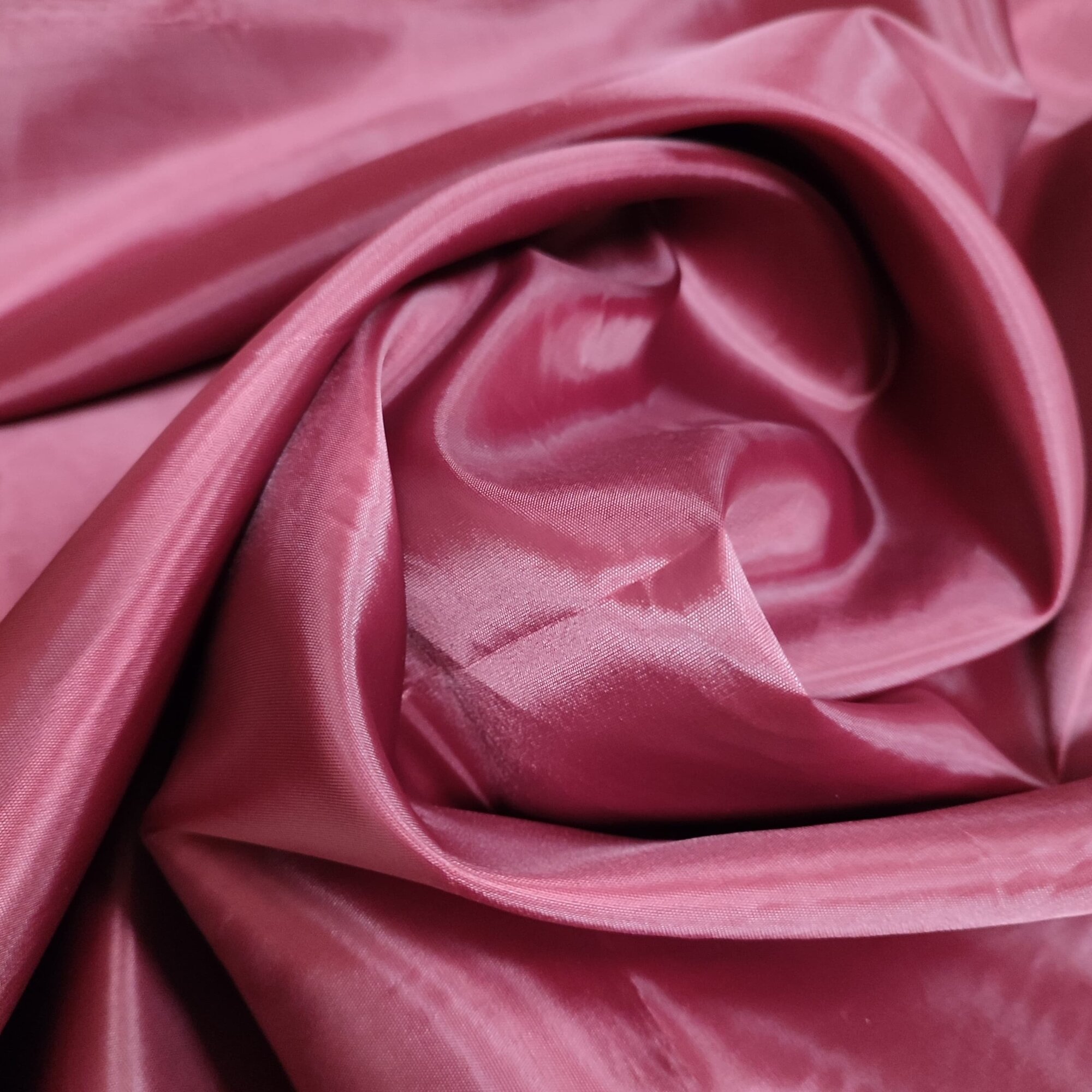 Подкладочная ткань Таффета 170Т, цвет Бордовый. Длина отреза 1 метр. Ширина 150см. Для шитья и рукоделия.