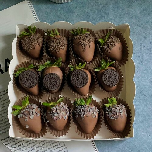 Изображение товара Подарочный набор на годовщину и праздник Клубника в шоколаде ассорти (9-12 ягод)