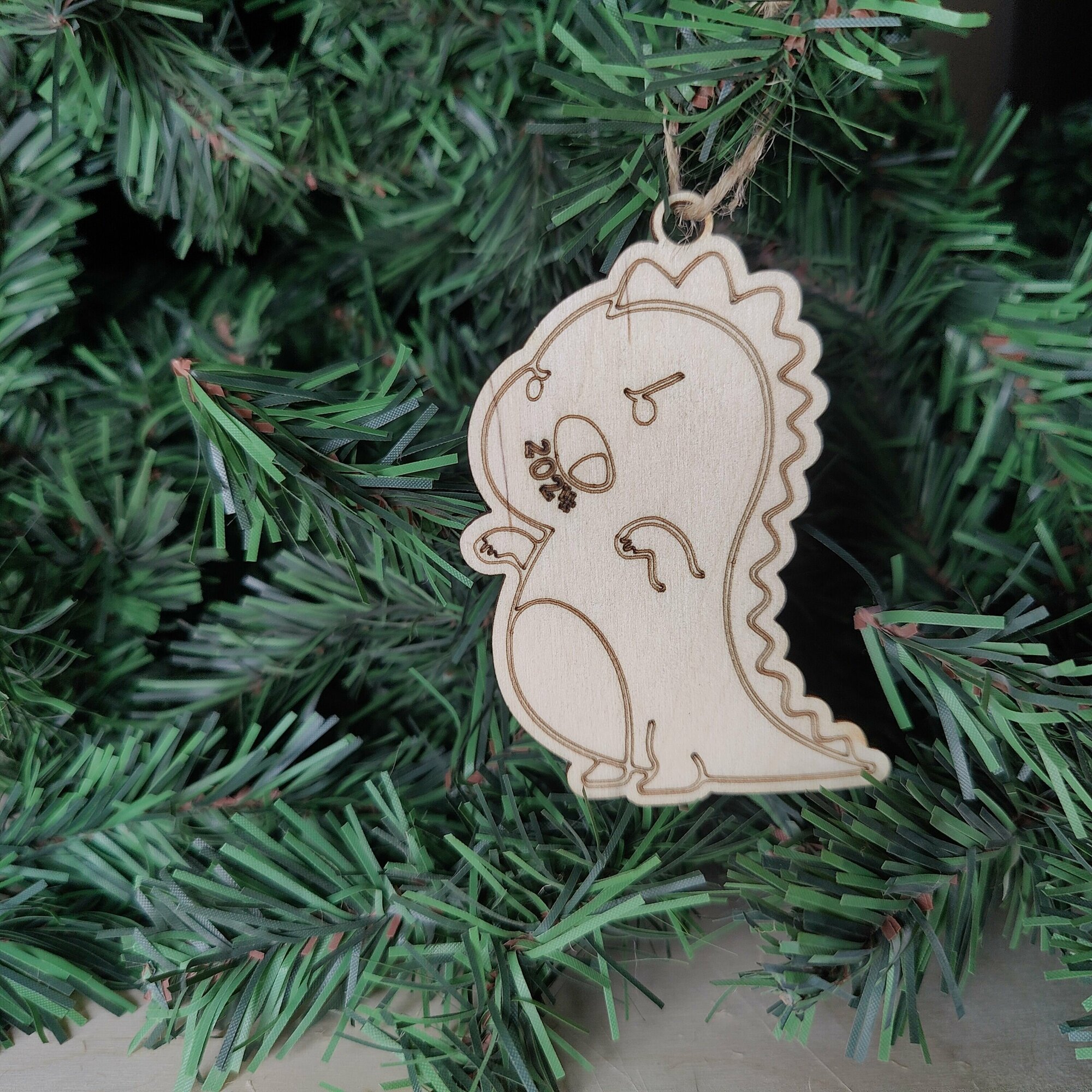 Деревянная елочная игрушка мем "Злой дракон", 1 штука, цвет бежевый