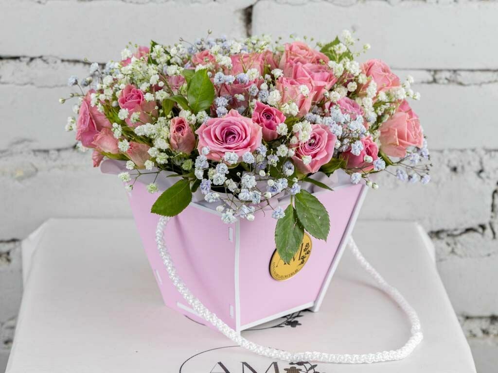 Композиция 5 кустовых розовых роз с гипсофилой в кашпо