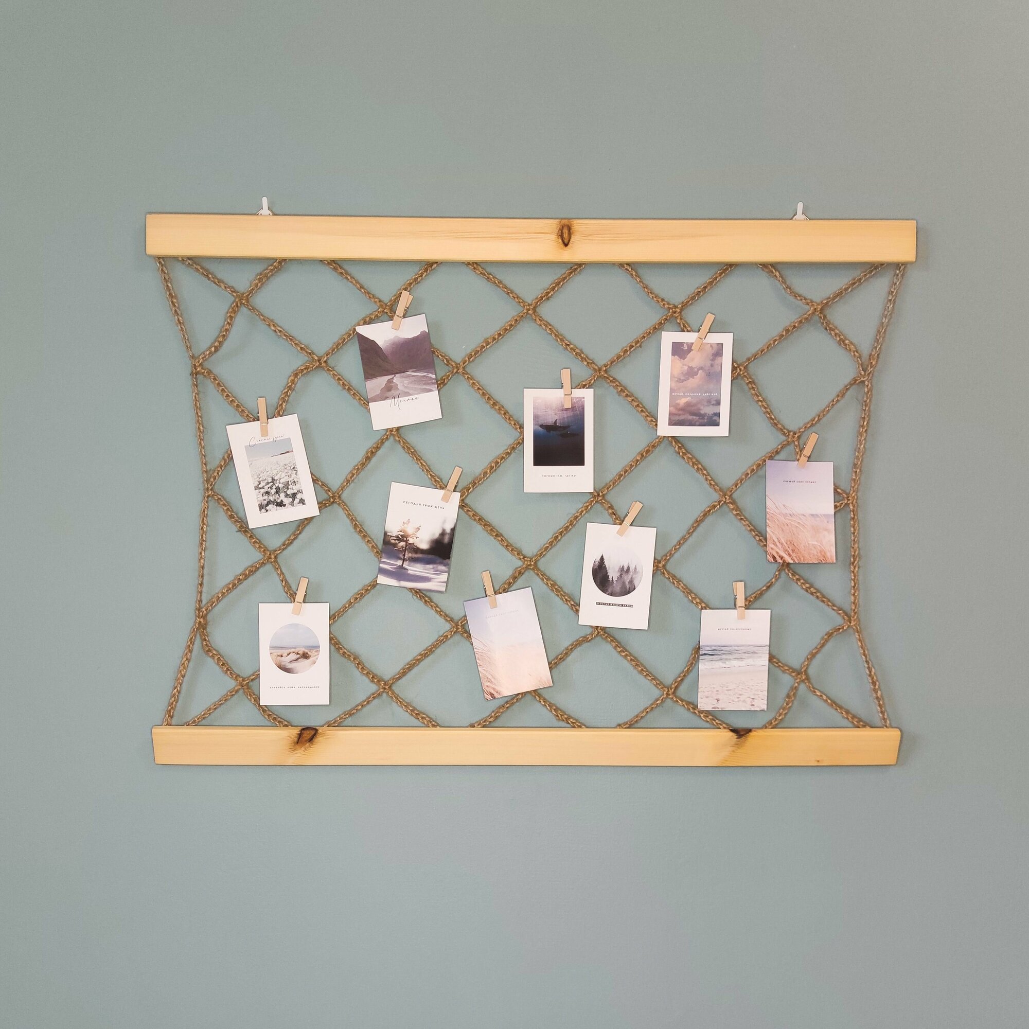 фото Деревянная фоторамка. Настенный органайзер-сетка. Рамка для фото. Фоторамка коллаж с зажимами. Панно для фотографий. Фоторамка. Мудборд на стену с прищепками. Рамки для фотографий коллаж. Доска желаний. Карта желаний.